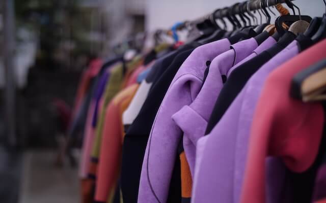 江ノ島のサーフィンスクールにレンタル用ウェットスーツが用意されている風景